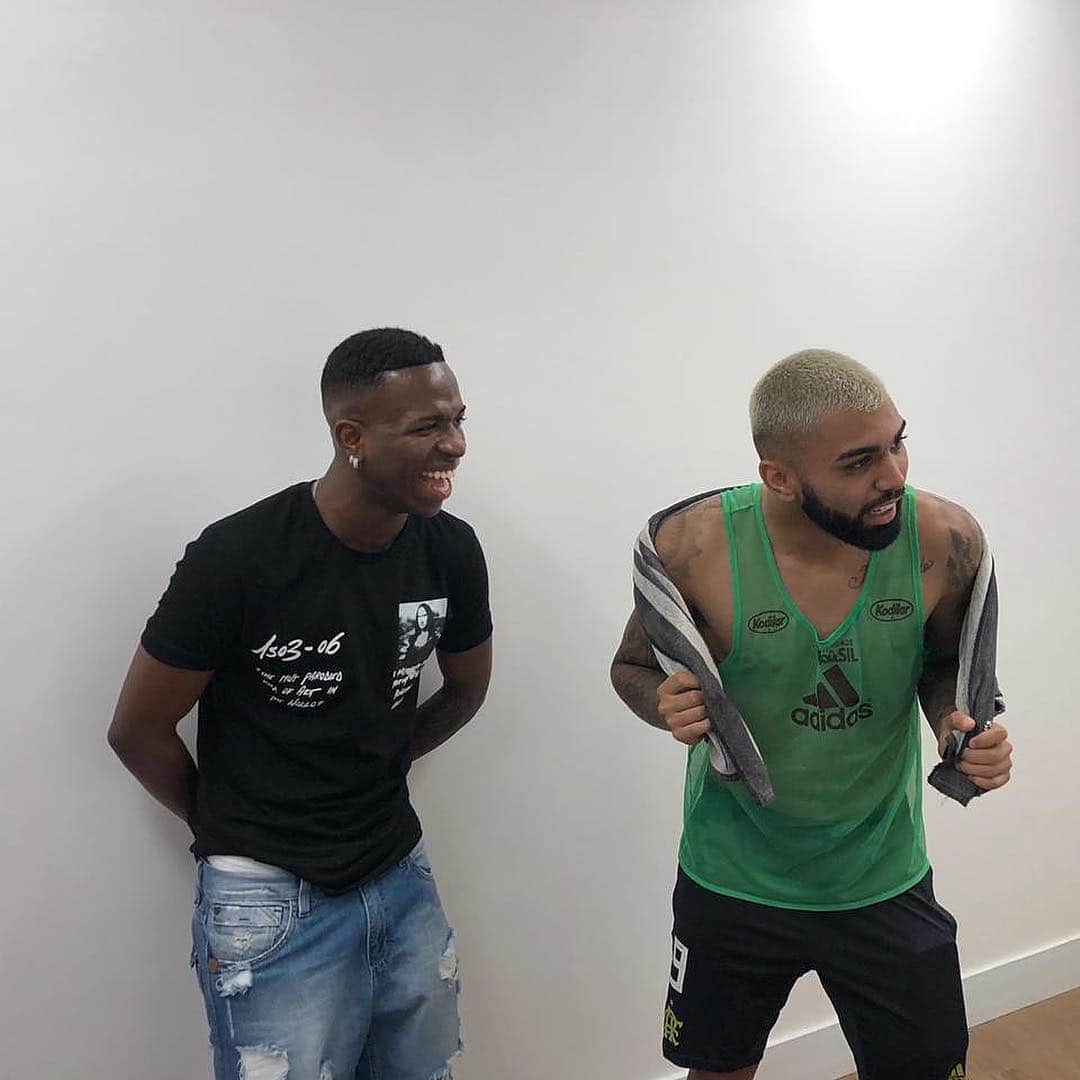 ヴィニシウス・ジュニオールのインスタグラム：「Como é bom voltar em casa! Foi e sempre será, né @flamengo ? Obrigado por tudo ❤️ Muito bom ver todo o grupo feliz e o novo ct maravilhoso!! 🤪🔴⚫️」