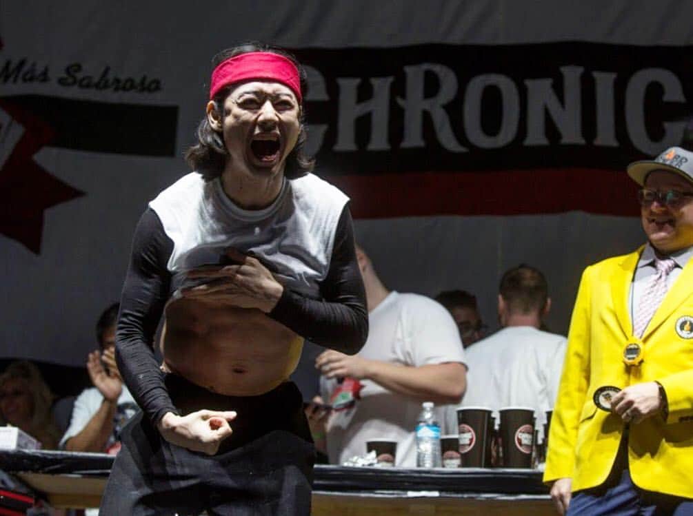 小林尊のインスタグラム：「won @gringobandito @chronictacos eating challenge 2019 at @sabrosotacofest  I slayed 157 tacos in my stomach. Thank you everyone!  #newworldrecord @recordsetter  #9thstraightwin  9連覇🏆 みんなありがとう 感謝をこめた食後のあいさつ、157個のタコスつまったお腹出しポーズ。 🌮🌮🌮🌮🌮🌮🌮🌮🌮🌮🌮🌮 #フードファイター #フードファイト #大胃王 #competitiveeating #eatingcompetition #tacos #competitiveeater #competitiveeaters #小林尊 #takerukobayashi #eatingchallenges #tacoeatingcontest」