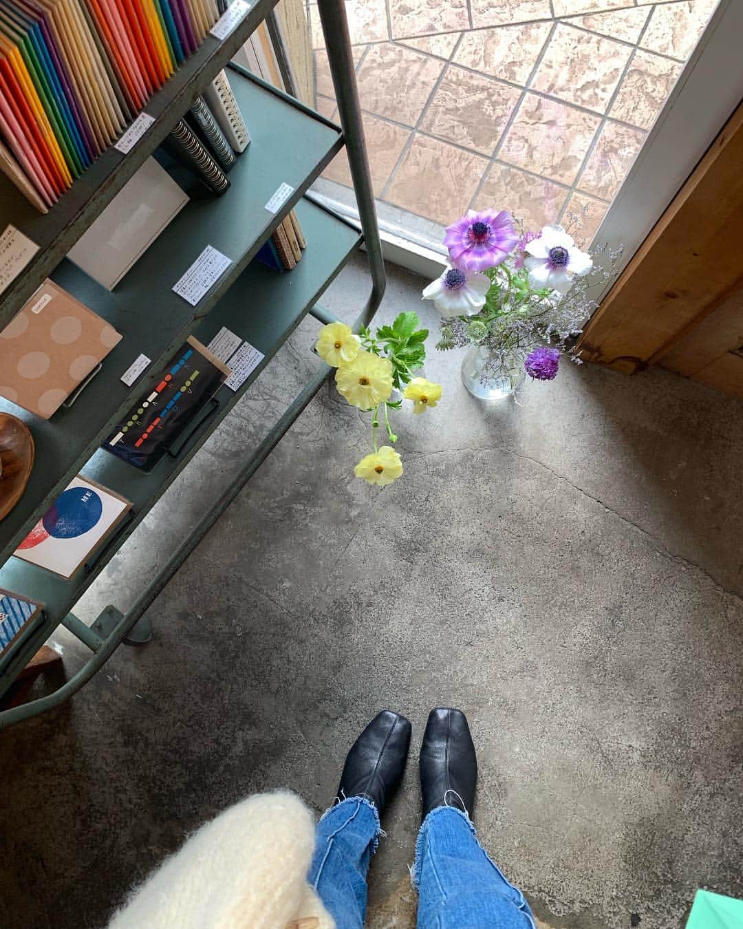のインスタグラム：「眠すぎて壁に頭打ち付けたくなっているそこのあなた！！！ …わたしもですよ…  夜中のミルクあげたらそっから2時間くらい絶対寝れない！つらいつらいつらすぎる。 高くてずっと悩んでたヘンプオイル今日ついにポチった。 効くかなぁ。。 . . 写真はいつも現像でお世話になってる写真屋モノグラムさん。 無理言ったりしまくってるのに、「ほんとほんとにいつもありがとうです」って言ったら毎回 「こちらこそですよー♡」 って笑顔で言ってくれる天使みたいな店員さんたち。  写真集「寝起き女子」にはモノグラムの店長さんも出てもらってるのよ、ふふふ」