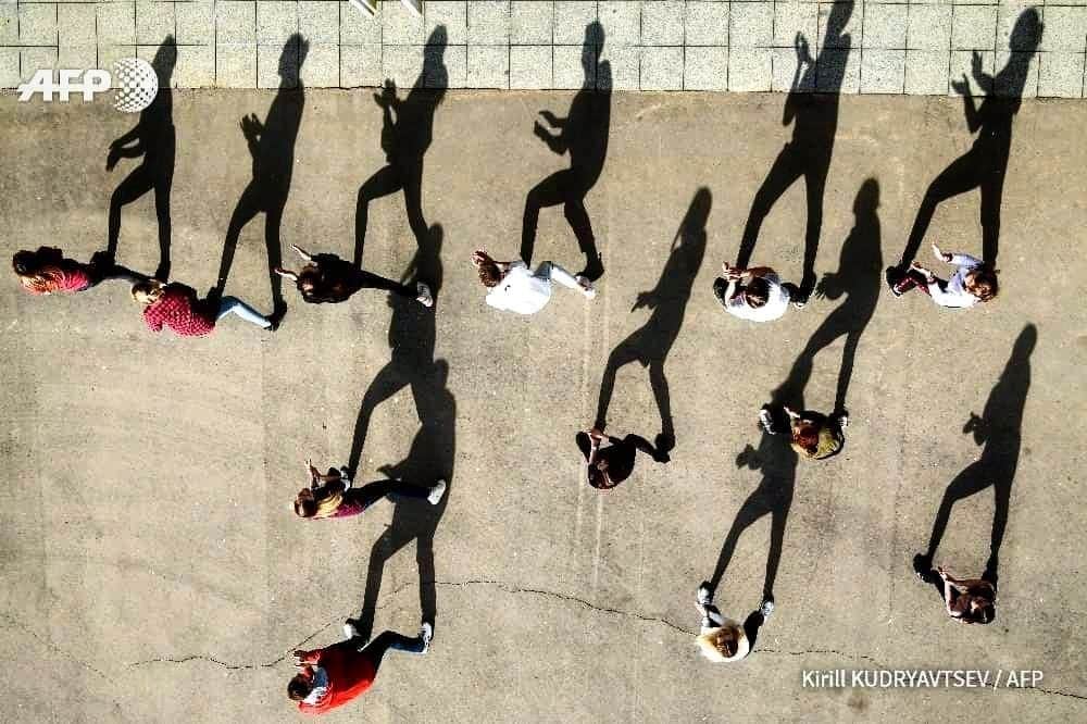 AFP通信さんのインスタグラム写真 - (AFP通信Instagram)「#AFPrepost 📷 @kudryavtsev4 - An aerial view shows young people dancing on the Moskva river embankment during a sunny day in central Moscow on April 7, 2019. . #afpphoto #russia #dailylife #spring #sun #shadow #streerdance #streetdancers #dance」4月9日 6時47分 - afpphoto