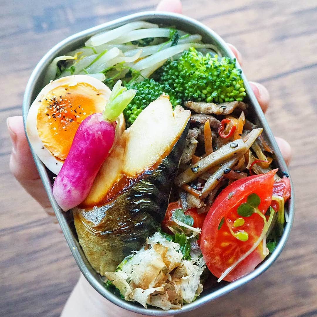 yukirichi119さんのインスタグラム写真 - (yukirichi119Instagram)「2019/04/09(火) #2019ゆきりち弁当 ＊ おはようございまーす🖐😀 今日も相変わらずの オットのゆるっと糖質オフ弁当🍱 ごちゃごちゃしてまったー ✼••┈┈┈┈••✼••┈┈┈┈••✼ ●ご飯がわりのもやしと豆苗の塩コショウ炒め ●サバの塩焼き※ ●豚こまのマヨきんぴら※ ●トマトのしょうが炒め※ ●菜の花の辛子醤油和え※ ●いつもの味玉※ ●ブロッコリーの海苔和え※ ●二十日大根の浅漬け ※印は今週のゆる糖質オフ作り置きから ✼••┈┈┈┈••✼••┈┈┈┈••✼ 最近、朝活しててすっかり朝型人間😆 その代わり、夜全然ダメー 日に日にお年寄りだわー ＊ ブログにも遊びに来てね😘 プロフ( @yukirichi119 )から飛べます🔗✨ --------------------------------------------------- #工房アイザワ #工房アイザワ360ml #昼食 #diet #お弁当 #弁当 #作り置き #食べて痩せる #bento #旦那弁当 #lunchbox #昼ごはん #Japanesefood  #instafood #地味弁 #糖質制限中 #作り置き弁当 #糖質オフ #糖質制限 #ダイエット #ダイエット弁当 #焼き魚 #夫弁当 #きんぴら #野菜炒め #鯖の塩焼き」4月9日 6時57分 - yukirichi119