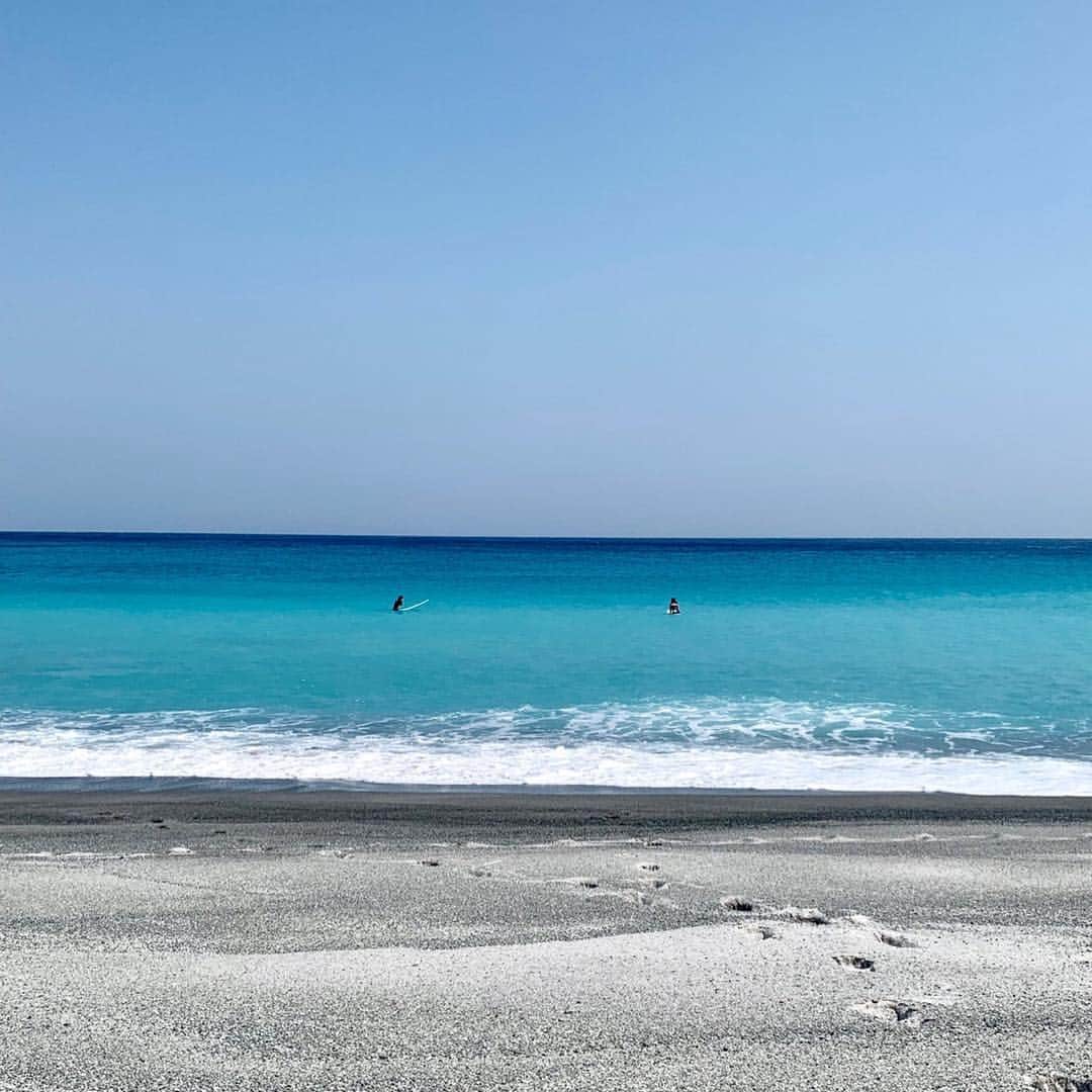 remi kunokiのインスタグラム：「夢でもサーフィン…  余韻がまったく抜けない。  サーフィン早くしたい。  加工なしでも綺麗。 #新島の余韻が抜けきれない #niijima #海のある生活」