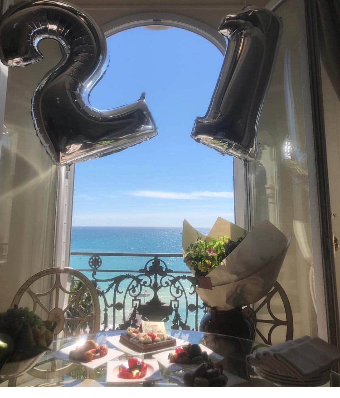 ペイトン・リストのインスタグラム：「Thank you so much @awesomenesstv & @viacom for continuing the celebration with more macaroons and flowers than a girl can handle. Making work a dream. 😭」