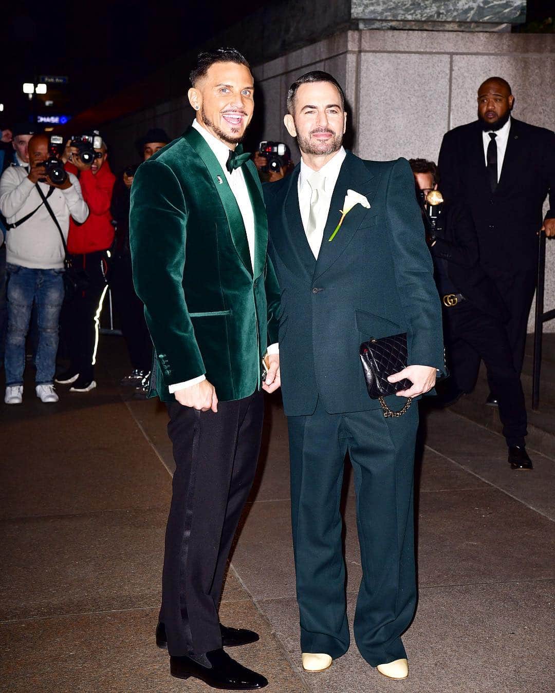 WHO WHAT WEARさんのインスタグラム写真 - (WHO WHAT WEARInstagram)「It was a star-studded and incredibly chic affair at @themarcjacobs and @chardefrancesco’s wedding this past weekend. Tap the link in bio for more standout wedding guest looks from 2019's most stylish wedding thus far. photos: getty images」4月9日 6時59分 - whowhatwear