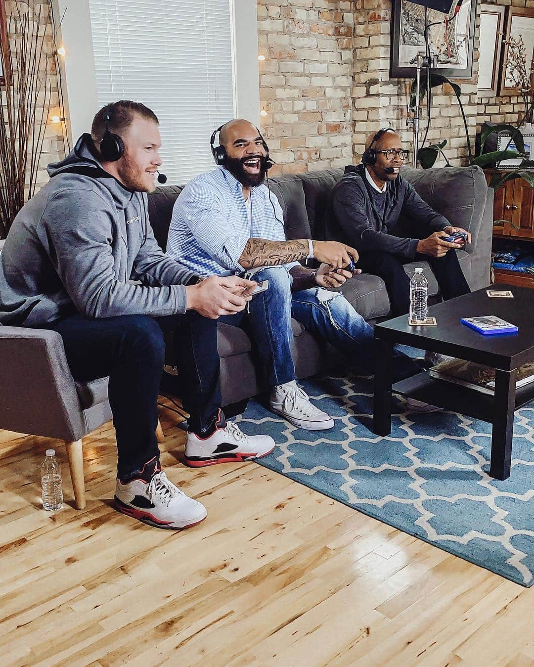 カルロス・ブーザーさんのインスタグラム写真 - (カルロス・ブーザーInstagram)「Had A Blast Hanging Wit My OG @kennysmith & Star Tight End For The Vikings @kylerudolph82!! Great Vibezzzz!!!! #finalfour #HOLDAT」4月9日 7時03分 - mrcbooz