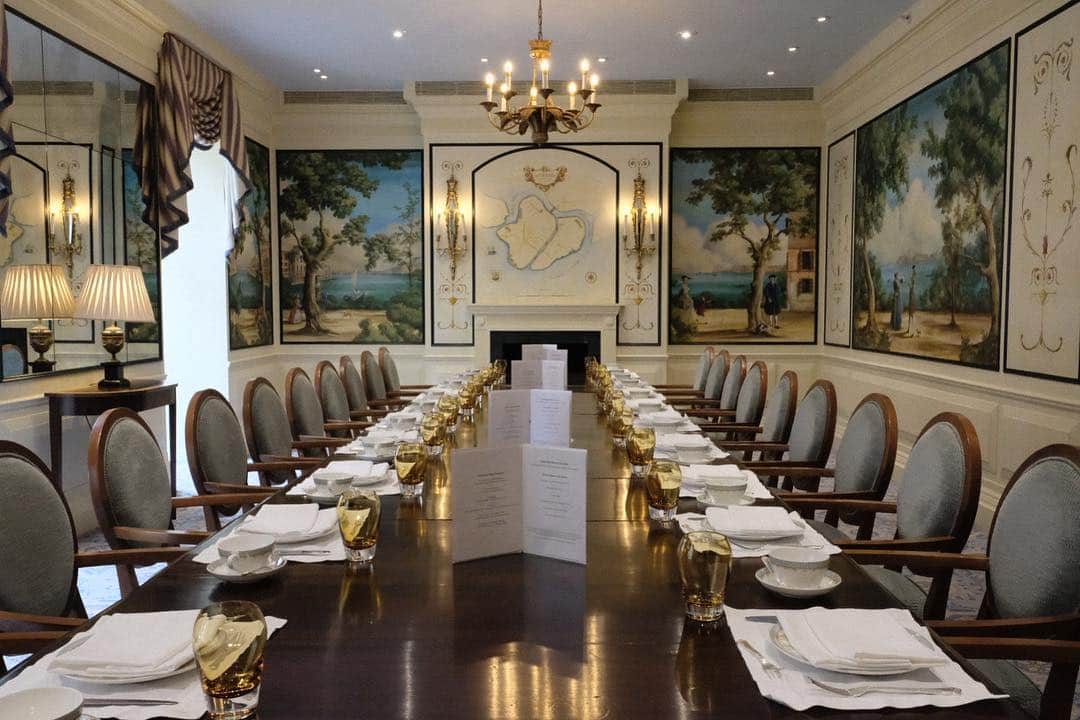 KUNIKAのインスタグラム：「At the Savoy 🇬🇧 3回目の日程の #kunikalondonparistour アフタヌーンティー。 会合みたいなすごい空間だったな 懐かしいな、楽しかったな。 ね。 🧜‍♀️ #thesavoy #afternoontea #london #KunikaVoyage #アフタヌーンティー #ロンドン」