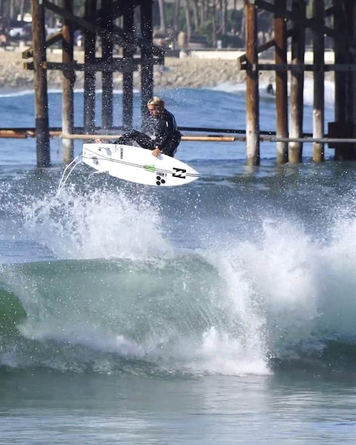 のインスタグラム：「@redbull Airborne Competitor, @eithanosborne, casually stomping this straight air slob on his way in 🚀 Follow @wslairborne for more above the lip action! 🎥: @blueledges | #RedBullAirborne @redbull_surfing」