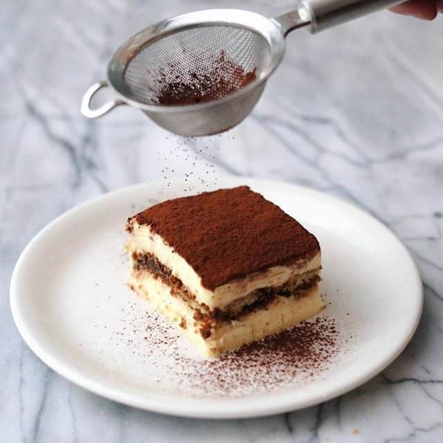 Eataly Brasilさんのインスタグラム写真 - (Eataly BrasilInstagram)「Quem é fã de tiramisù? Amanhã as 19h nossos chefs executivos @ligiaka e @jbarattino ensinam como preparar um tiramisù clássico em um Workshop gratuito! . . . As Settimane Gastronomiche Dolci do Eataly acontecem até dia 20 de abril com um mestre confeiteiro e uma sobremesa especial a cada dia - e amanhã é dia de Tiramisù! Além do Workshop gratuito e sem inscrição ministrado por nossos chefs executivos, o tiramisù será vendido a R$ 10 ou por R$ 15 acompanhado de um vinho doce nos restaurantes no horário do jantar. Saiba mais no link bit.ly/settimanedolci  #EatalySP #SouEatalyano #SettimaneDolci #Tiramisu」4月9日 7時11分 - eatalybr