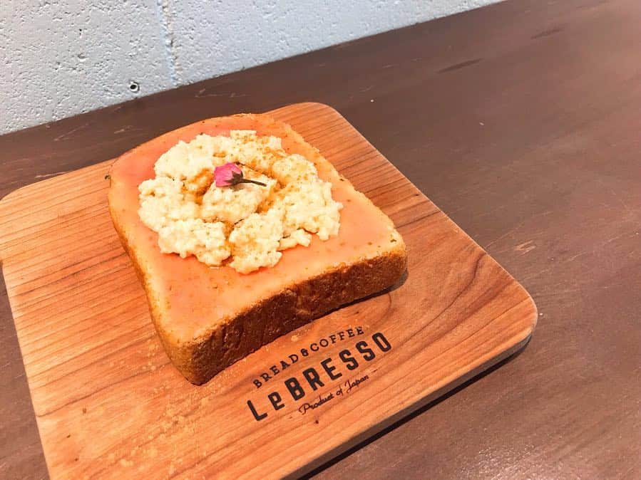 川崎優さんのインスタグラム写真 - (川崎優Instagram)「. . #バリはや の『食パン🍞ブーム』特集でご紹介した #レブレッソ @lebresso.jp  さん。 何種類もある食パン。どれも上のトッピングが食パン自体の美味しさを引き出していました🙌✨ . 食パン専門店🍞でコーヒースタンドということもあり、オリジナルトーストはもちろんですが…カフェラテ☕️も美味でした…👨🏼‍🦰🥐 . 朝食にいかがですか？ #回し者ではない . もうひとつご紹介した、 糸島にある🌊 #ブランジュリノアン さんの #ご当地食パン #itoshima 🍞 も、ふわふわもちもちで甘くてバターの風味が濃厚で最高でした！！上にカフェもあって、ゆっくりできます＾＾ ドライブ行ったら絶対寄りたい！！ お昼ご飯に、チョコアーモンドというハード系の中がもっちりしたパンを買ってかえりました🥖 美味しかった〜 （写真撮り損ねてしまった😭） #福岡 #福岡カフェ #パン #パン屋 #パン好き #バリもぐロケ」4月9日 7時11分 - yuu__noir