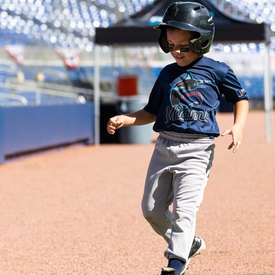 マイアミ・マーリンズさんのインスタグラム写真 - (マイアミ・マーリンズInstagram)「Kids ruled the field yesterday in #OurColores at our Marlins Tee Ball invitational presented by Ultimate Software. Thank you to the 56 teams from across South Florida who came to share our love of the game! #JuntosMiami」4月9日 7時13分 - marlins