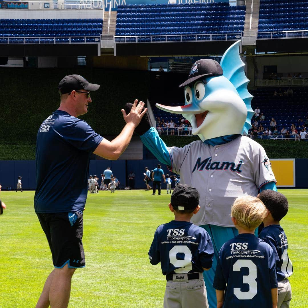 マイアミ・マーリンズさんのインスタグラム写真 - (マイアミ・マーリンズInstagram)「Kids ruled the field yesterday in #OurColores at our Marlins Tee Ball invitational presented by Ultimate Software. Thank you to the 56 teams from across South Florida who came to share our love of the game! #JuntosMiami」4月9日 7時13分 - marlins