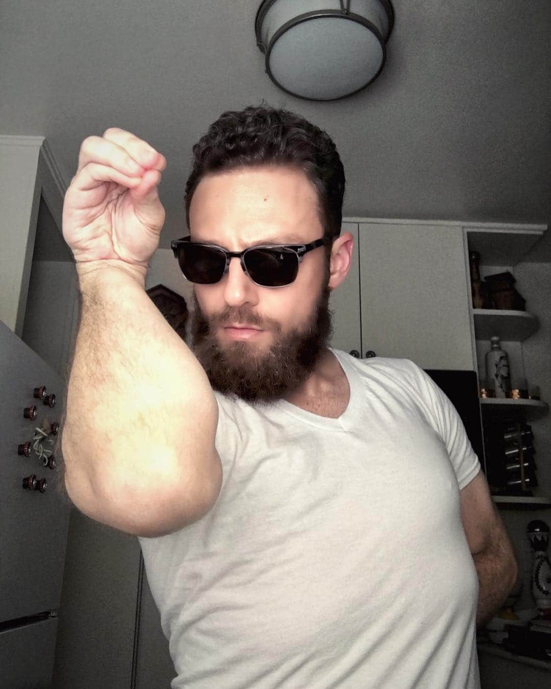 ロス・マーカンドのインスタグラム：「LISTEN UP, EVERYONE!! I'm coming to #Dubai this week and I'm OFFICIALLY challenging @nusr_et (aka #SaltBae) to a Salt-Off!  Think he'll defend his title or is he too scared of being dethroned?? Tag him in the comments and let's make this epic battle happen! #SaltBae2019 #ASaltOfTheSenses」