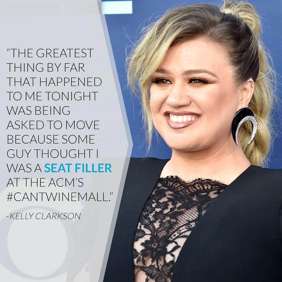 E! Onlineさんのインスタグラム写真 - (E! OnlineInstagram)「Because of y̶o̶u̶ whoever thought Kelly Clarkson was a seat-filler at last night's #ACMAwards, we got this epic response and now we love her even more. (📷: Getty Images)」4月9日 7時18分 - enews