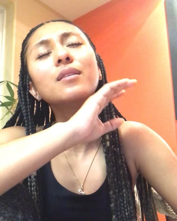 シェネルのインスタグラム：「Hey guys happy Monday! Enjoy sing along! I swear one of these days I’ll have the best lighting best make up and all that 😜😜 .. #ijustwannasing 🤷🏽‍♀️🤷🏽‍♀️ #melodymondays  @iamhalsey “without me”...」