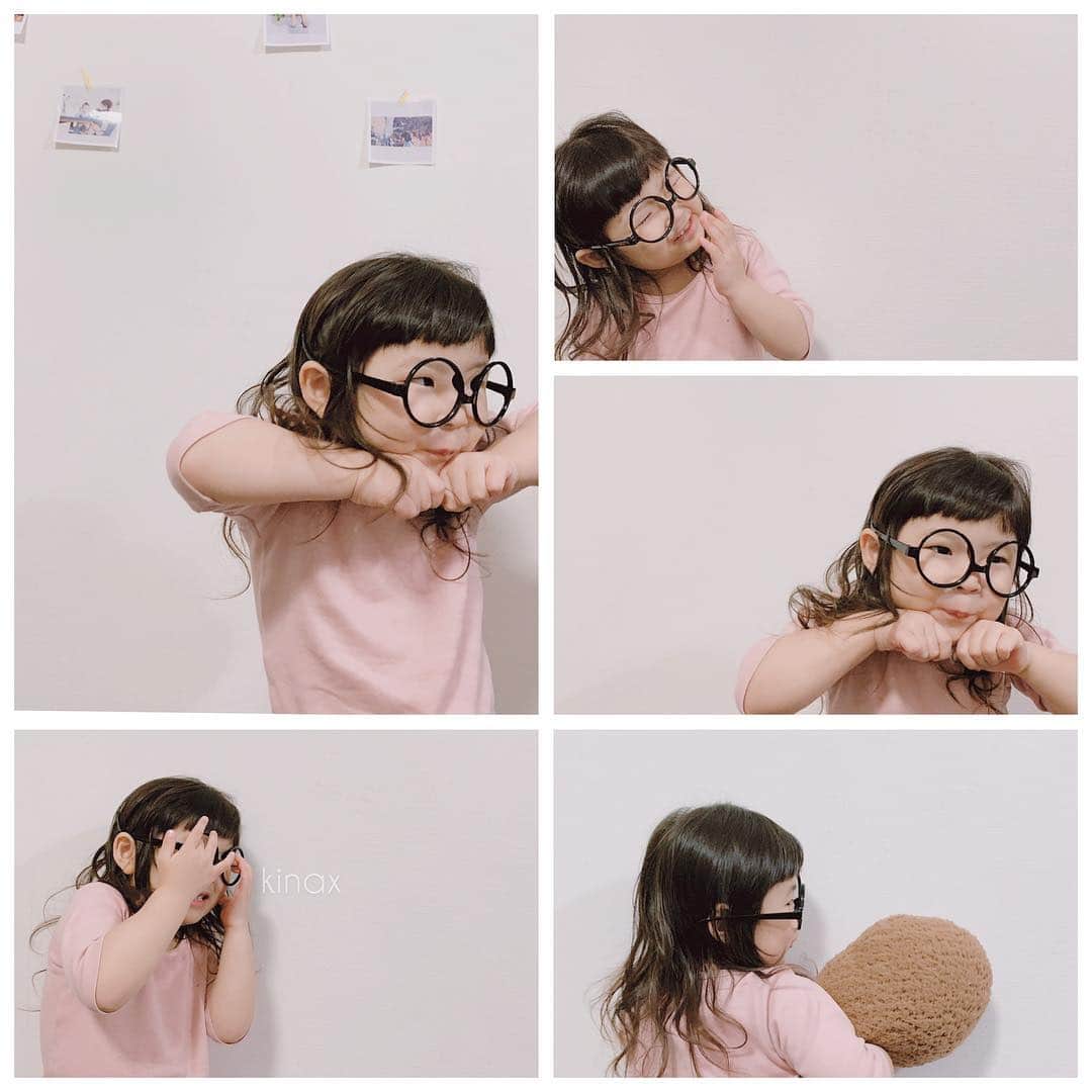 kinaxのインスタグラム：「. good morning(๑′ᴗ‵๑)☀in Japan, and good afternoon, good evening, good night for world friends! . 昨日は雷がすごかったね⚡️ . ピカっとするところが見たい子供たちが 寝る前に寝室の窓に張り付いていたんだけど なかなか光らないから諦めて横になると 突然光ったりしてʕ •́؈•̀ ₎ . タイミングが悪くて大騒ぎでした。笑 . . 話はちょっと変わって なんか痛いなと思っていたら いつのまにか指を怪我していて 傷に気付くのも治るのも遅くなってきたよーって ちびっこ姉さんに聞いてもらっていたら 「あるよねーそういうのーわかるーー わたしも、よくアザができるヅキがあるよ！」 だってʕ •́؈•̀ ₎笑 . よく出来るヅキってなぁに？って聞いたら 「ヅキだよ、月！ 今月はアザだらけだわー、とかだよ！」 だってʕ •́؈•̀ ₎笑笑 . ぷぷぷ♡ . . 話はもうひとつ変わって 明日仲良しさんが遊びに来てくれるのだけど 前に食べた私のボロネーゼが好きで 夢にまで出てくるらしいので 今日はボロネーゼを作るよーʕ •́؈•̀ ₎笑 . 美味しいねって食べてくれるほど嬉しいことはないよね♡ . 張り切って作ろうーっと(๑′ᴗ‵๑) . . みんなも楽しい1日を♡ . . #親バカ部 #ここ数日メガネが気に入ってるむちこさん 2019/04/09」