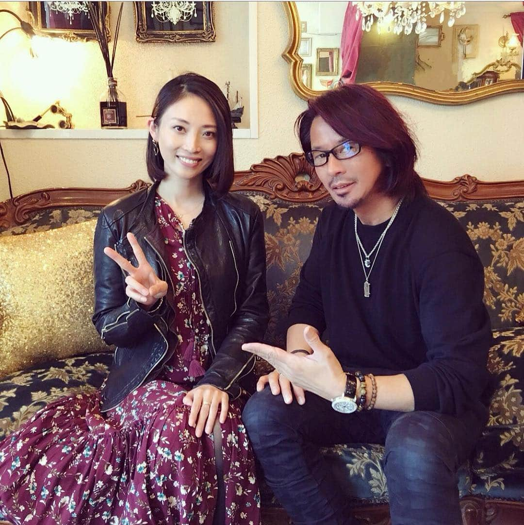 福田ゆみさんのインスタグラム写真 - (福田ゆみInstagram)「素敵なヘアースタイルにして頂きました。波多さん。 いつもありがとうございます。 今回、何年かぶりにばっさり。 なんか、気持ちも軽やかになるぜー。 ラリホー。  #美容院 #maxblonde #春ヘアースタイル  #福田ゆみ」4月9日 7時29分 - yumifukuda0511