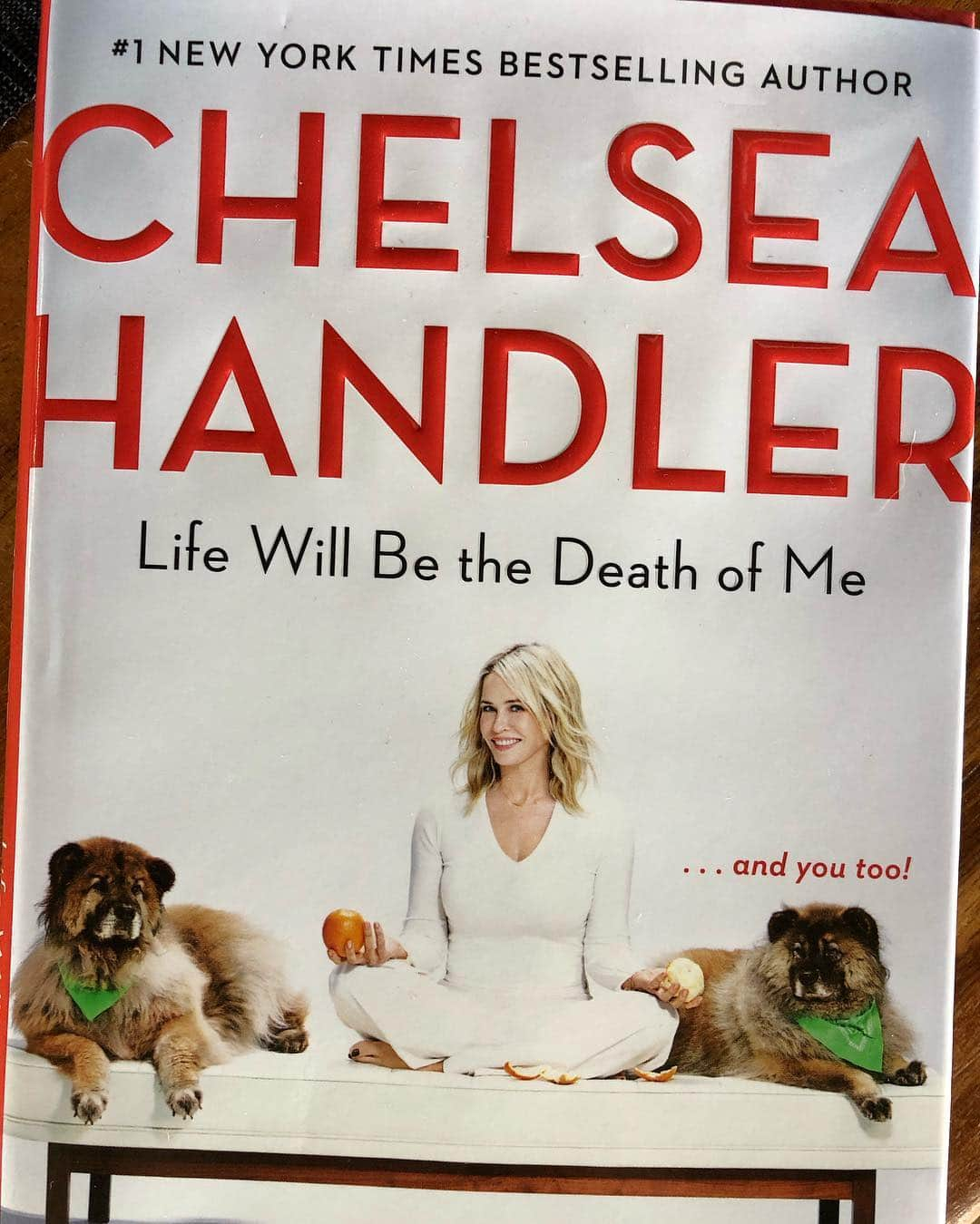 アンナ・ファリスさんのインスタグラム写真 - (アンナ・ファリスInstagram)「Chelsea I got your fucking book. Thank you. I will never read it because I don’t know how to read. I love you. Okay fine I will because you are wise and grumpy.」4月9日 7時31分 - annafaris