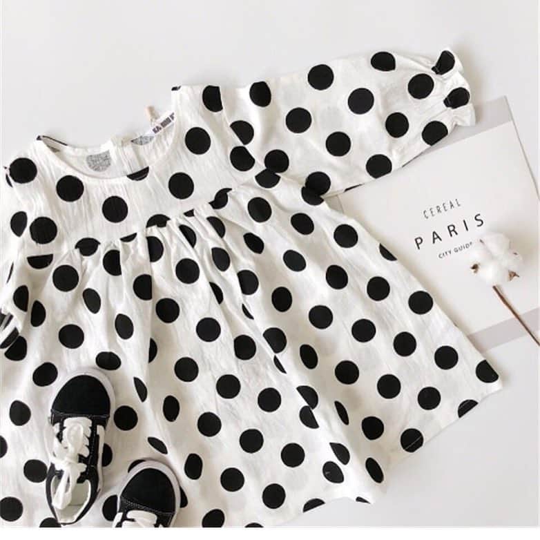 子供服のbig foRE:stさんのインスタグラム写真 - (子供服のbig foRE:stInstagram)「. ポルカドットワンピース【811】 . おはようございます🌞 ここ最近は暖かい日が続いてますね☺️ お花見日和もそろそろ終わるかと思うと少し寂しいです🌸 . 今日は先週の新作からご紹介✨ OLPEMでも人気のポルカドットアイテム❤︎ バックシルエットはボタンデザインになっていたりいろんなところのデザイン性が高いやーつです☺️ お早目のチェックがオススメです🌷 ※モデルさんのようなサイズ感で着たい場合ワンサイズアップがおすすめです . . . . #子供服#韓国子供服 #キッズコーデ #おしゃれキッズ #インスタキッズ#息子コーデ#kids #outfit#kidsgram#男の子コーデ#女の子コーデ#ニット#とアウター #プチプラコーデ #キッズファッショ#kidscode #olpemi #outfit #海外子供服  #おしゃれさんと繋がりたい #kidsjapan #女の子コーデ  #男の子コーデ#男の子ママ#女の子ママ#インポート#ママリ #コドモノ #お洒落さんとつながりたい#ママハグ#ninas#ポルカドット#ワンピース」4月9日 7時36分 - olpemi_