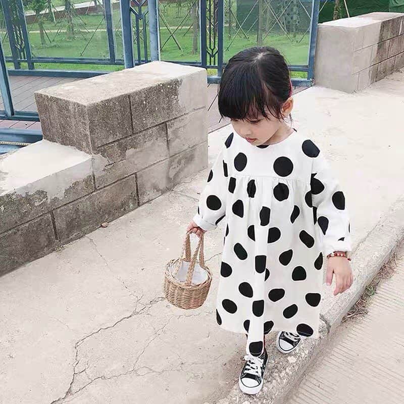子供服のbig foRE:stさんのインスタグラム写真 - (子供服のbig foRE:stInstagram)「. ポルカドットワンピース【811】 . おはようございます🌞 ここ最近は暖かい日が続いてますね☺️ お花見日和もそろそろ終わるかと思うと少し寂しいです🌸 . 今日は先週の新作からご紹介✨ OLPEMでも人気のポルカドットアイテム❤︎ バックシルエットはボタンデザインになっていたりいろんなところのデザイン性が高いやーつです☺️ お早目のチェックがオススメです🌷 ※モデルさんのようなサイズ感で着たい場合ワンサイズアップがおすすめです . . . . #子供服#韓国子供服 #キッズコーデ #おしゃれキッズ #インスタキッズ#息子コーデ#kids #outfit#kidsgram#男の子コーデ#女の子コーデ#ニット#とアウター #プチプラコーデ #キッズファッショ#kidscode #olpemi #outfit #海外子供服  #おしゃれさんと繋がりたい #kidsjapan #女の子コーデ  #男の子コーデ#男の子ママ#女の子ママ#インポート#ママリ #コドモノ #お洒落さんとつながりたい#ママハグ#ninas#ポルカドット#ワンピース」4月9日 7時36分 - olpemi_