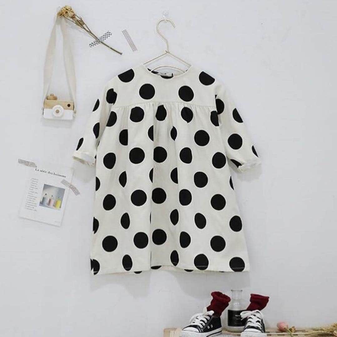 子供服のbig foRE:stさんのインスタグラム写真 - (子供服のbig foRE:stInstagram)「. ポルカドットワンピース【811】 . おはようございます🌞 ここ最近は暖かい日が続いてますね☺️ お花見日和もそろそろ終わるかと思うと少し寂しいです🌸 . 今日は先週の新作からご紹介✨ OLPEMでも人気のポルカドットアイテム❤︎ バックシルエットはボタンデザインになっていたりいろんなところのデザイン性が高いやーつです☺️ お早目のチェックがオススメです🌷 ※モデルさんのようなサイズ感で着たい場合ワンサイズアップがおすすめです . . . . #子供服#韓国子供服 #キッズコーデ #おしゃれキッズ #インスタキッズ#息子コーデ#kids #outfit#kidsgram#男の子コーデ#女の子コーデ#ニット#とアウター #プチプラコーデ #キッズファッショ#kidscode #olpemi #outfit #海外子供服  #おしゃれさんと繋がりたい #kidsjapan #女の子コーデ  #男の子コーデ#男の子ママ#女の子ママ#インポート#ママリ #コドモノ #お洒落さんとつながりたい#ママハグ#ninas#ポルカドット#ワンピース」4月9日 7時36分 - olpemi_