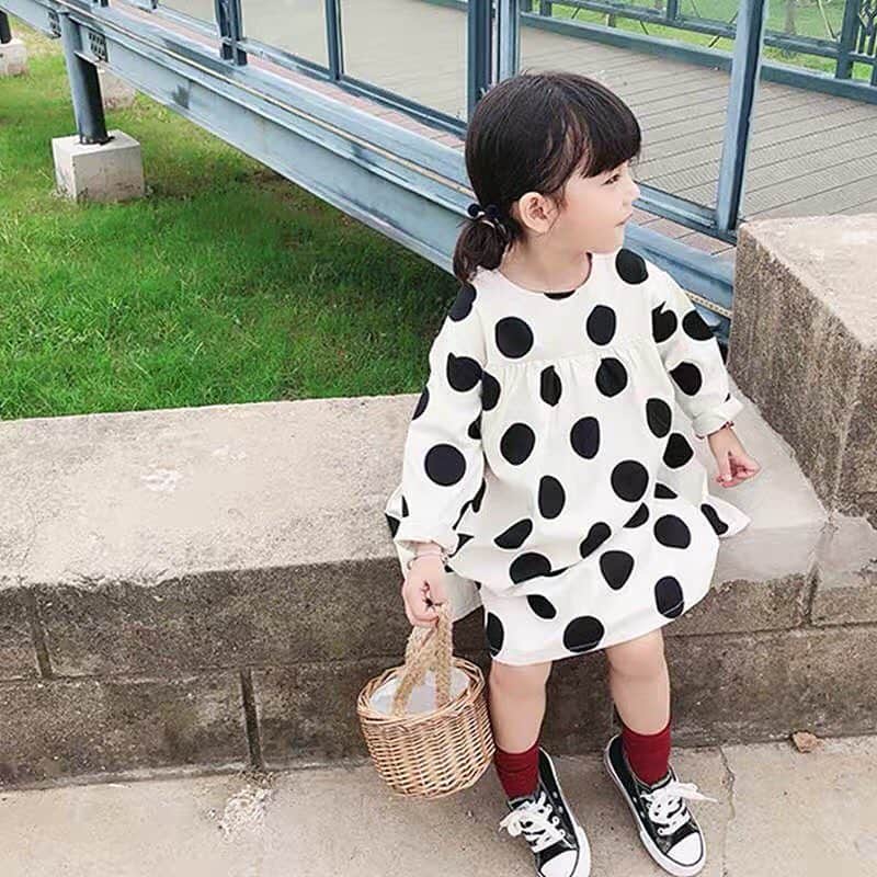 子供服のbig foRE:stさんのインスタグラム写真 - (子供服のbig foRE:stInstagram)「. ポルカドットワンピース【811】 . おはようございます🌞 ここ最近は暖かい日が続いてますね☺️ お花見日和もそろそろ終わるかと思うと少し寂しいです🌸 . 今日は先週の新作からご紹介✨ OLPEMでも人気のポルカドットアイテム❤︎ バックシルエットはボタンデザインになっていたりいろんなところのデザイン性が高いやーつです☺️ お早目のチェックがオススメです🌷 ※モデルさんのようなサイズ感で着たい場合ワンサイズアップがおすすめです . . . . #子供服#韓国子供服 #キッズコーデ #おしゃれキッズ #インスタキッズ#息子コーデ#kids #outfit#kidsgram#男の子コーデ#女の子コーデ#ニット#とアウター #プチプラコーデ #キッズファッショ#kidscode #olpemi #outfit #海外子供服  #おしゃれさんと繋がりたい #kidsjapan #女の子コーデ  #男の子コーデ#男の子ママ#女の子ママ#インポート#ママリ #コドモノ #お洒落さんとつながりたい#ママハグ#ninas#ポルカドット#ワンピース」4月9日 7時36分 - olpemi_