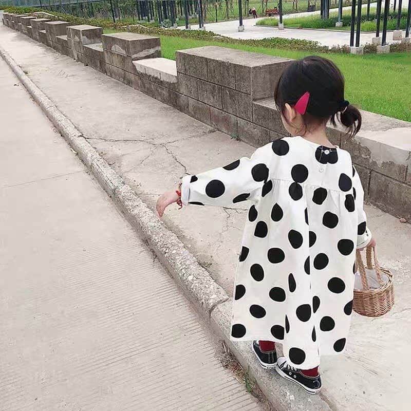 子供服のbig foRE:stさんのインスタグラム写真 - (子供服のbig foRE:stInstagram)「. ポルカドットワンピース【811】 . おはようございます🌞 ここ最近は暖かい日が続いてますね☺️ お花見日和もそろそろ終わるかと思うと少し寂しいです🌸 . 今日は先週の新作からご紹介✨ OLPEMでも人気のポルカドットアイテム❤︎ バックシルエットはボタンデザインになっていたりいろんなところのデザイン性が高いやーつです☺️ お早目のチェックがオススメです🌷 ※モデルさんのようなサイズ感で着たい場合ワンサイズアップがおすすめです . . . . #子供服#韓国子供服 #キッズコーデ #おしゃれキッズ #インスタキッズ#息子コーデ#kids #outfit#kidsgram#男の子コーデ#女の子コーデ#ニット#とアウター #プチプラコーデ #キッズファッショ#kidscode #olpemi #outfit #海外子供服  #おしゃれさんと繋がりたい #kidsjapan #女の子コーデ  #男の子コーデ#男の子ママ#女の子ママ#インポート#ママリ #コドモノ #お洒落さんとつながりたい#ママハグ#ninas#ポルカドット#ワンピース」4月9日 7時36分 - olpemi_