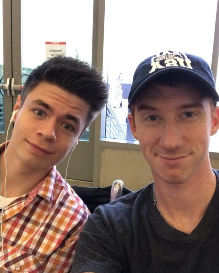 ヤロスラフ・パニオットのインスタグラム：「happy birthday to @seanrabbitt , he was 27 at moment we take this pic😂 #birthday #seanrabbitt」