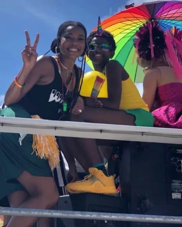E! Onlineさんのインスタグラム写真 - (E! OnlineInstagram)「Gabrielle Union is supporting her 11-year-old step-son with Pride and fans are taking notice: "THIS is being a great parent." Link in bio for the Wade family's praises for Zion. 🌈(📷: @gabunion, @dwyanewade)」4月9日 7時51分 - enews