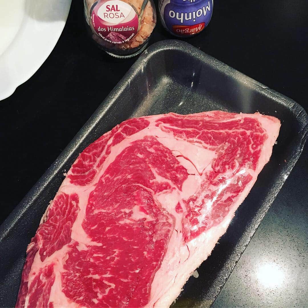 権田裕美さんのインスタグラム写真 - (権田裕美Instagram)「・ 大好評だったヨーロッパ版？回鍋肉！ レシピ @yumi_kuche にアップしました😋 ・ ・ 別日には主人がお肉を焼いてくれた肉曜日♪ 牛肉をチョイスするタイミングは、 立ちくらみ、ふらつき。 少し鉄分が欲しい！なんて日をざっくり目安に。 牛肉には鉄分がたっぷり！ ・ この日は黒毛和牛をはじめて買ってみたよ♪ 人に焼いてもらうお肉は格別だね♪ (ただ、みなさま安心してくだされ。 あんた！！お皿洗い、片付けまではしませんからぁぁ！！ 〇〇！by波田陽区さん ↑最後までは言い切りません。 焼いてくれるだけで感謝です☺️笑笑) ・ ・ #回鍋肉 #ヘルシービューティアドバイザー#薬膳コーディネーター#ヨガインストラクター #料理好きな人と繋がりたい#簡単#低カロリー高タンパク質#時短#おうちごはん#クッキングラム#mamagirl#美人百花#classy#very#steady#foodpic#japanesefood#instafood#cookstagram#yummyyummydiary#ゆみたそ飯#男の子ママ#高タンパク質低カロリー#低カロリー」4月9日 7時46分 - yumigonda