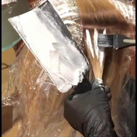 のインスタグラム：「@jessicascotthair breaks it down on how achieve a seamless highlight without using foils 🖌 ✨ Products used: 👇 @Olaplex and @wellahairusa Illumina to break her base lighter while glazing ✨ #HairTip: 👇 Remember to keep your brush parallel to your hair and your brush stroke light so that you do not push the lightener into the hair so you do not create warmth. Therefore, saturating your lightener onto the hair to get your LIFT. . . #repost #cosmoprofbeauty #licensedtocreate #wellahairusa #olaplexeveryservice #hairtutorial #blondebalayage #balayageeducation #dimensionalbalayage」