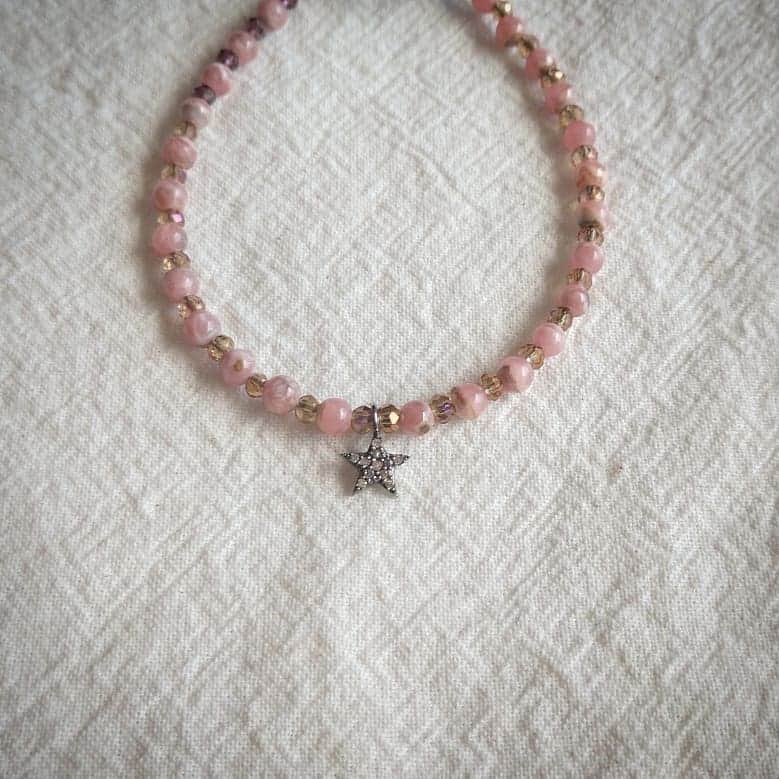 キャサリン ミッシェルさんのインスタグラム写真 - (キャサリン ミッシェルInstagram)「Delicious Pink Mood bracelet 🌺 You do know you do want it 🧚 Limited Edition #astarisborn #etoile #estrella #diamond #stardustbracelet #pink #love #bridemaids #weddingjewelry #layering #jewelryasmedecinecm #madeinhawaii #madewithlove #madewithaloha #spirited #craftmanship #daintyjewelry #delicate」4月9日 7時54分 - catherinemichiels