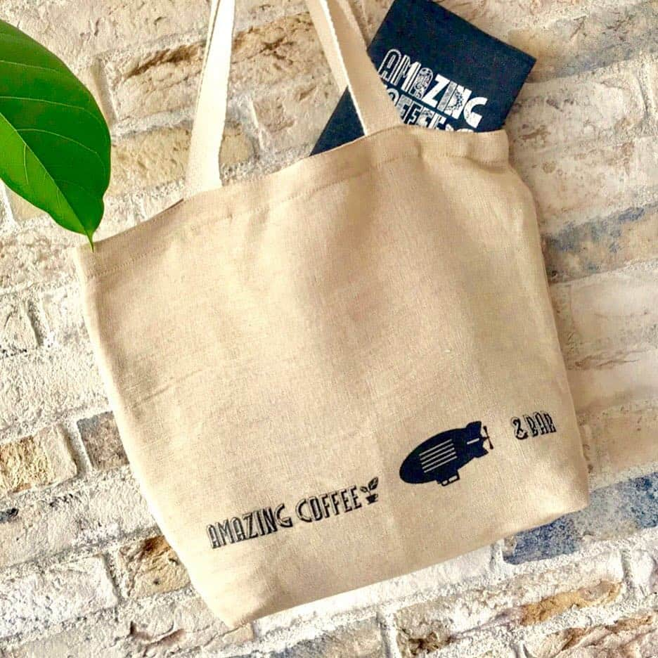 AMAZING COFFEEさんのインスタグラム写真 - (AMAZING COFFEEInstagram)「. ☀️AMAZING COFFEE & BAR✈️ . TOKYO HANEDA AIRPORT限定、 新生活にもピッタリな、 「& BAR TRIP BAG」✨ . プーくんと一緒にお出掛けしませんか？😄💨 . #AMAZINGCOFFEE&BAR #AMeCO #アメコ #TOKYOHANEDAAIRPORT #coffee #👜」4月9日 8時07分 - amazing_coffee_official