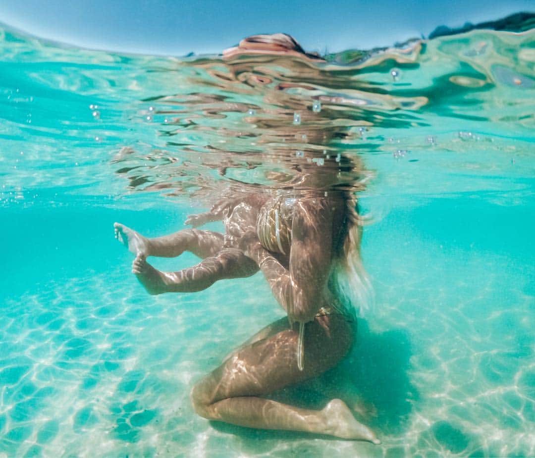 アラナ・ブランチャードのインスタグラム：「Yesterdays ocean dips. 📸 @thesurfnanny」