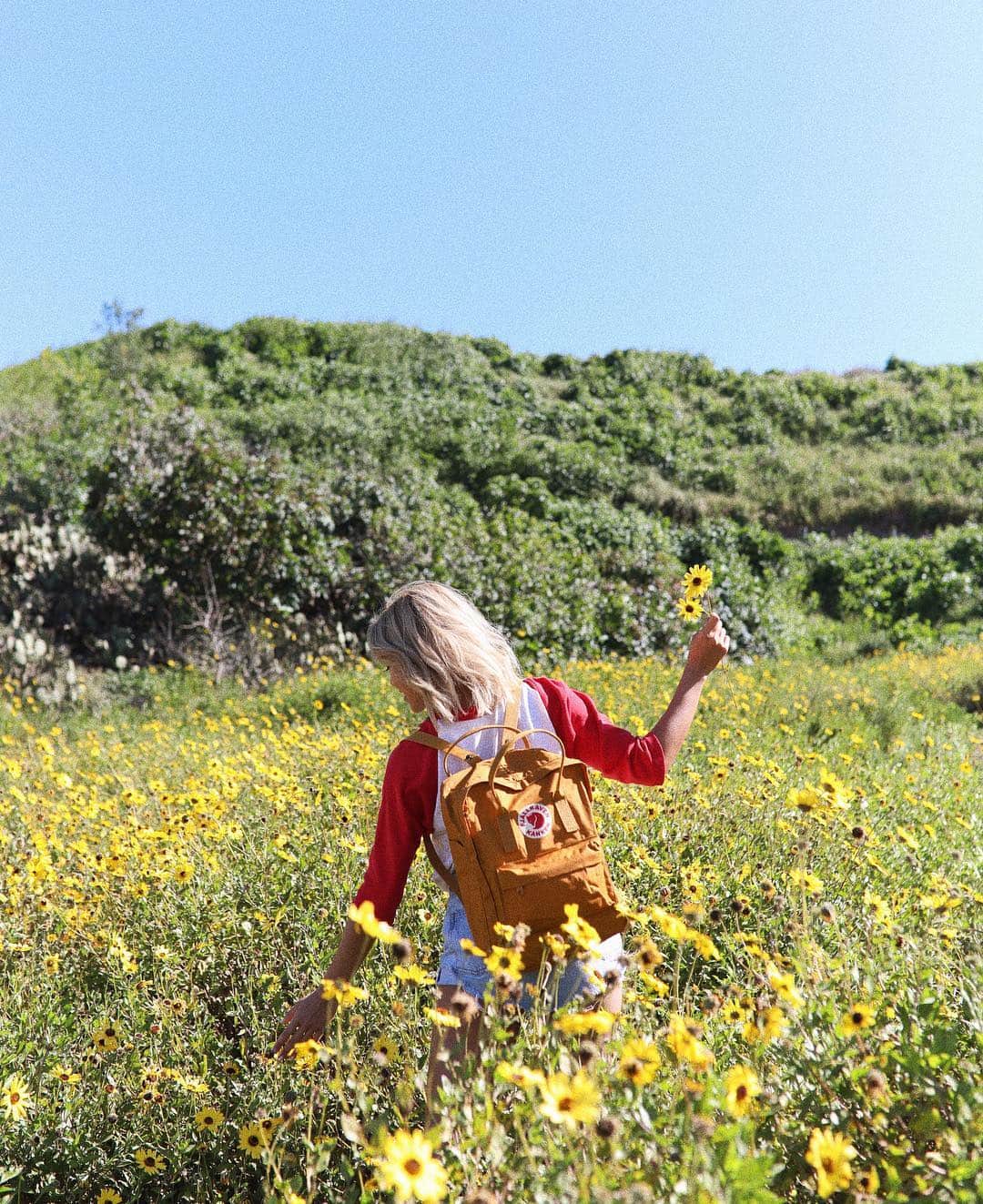 Urban Outfittersさんのインスタグラム写真 - (Urban OutfittersInstagram)「Flowers + @fjallraven_na + sunshine—@rrayyme is living the dream. Tap to shop! #UOonYou」4月9日 8時03分 - urbanoutfitters