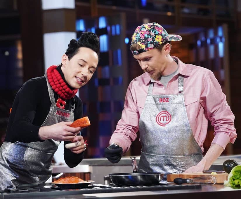 ジョニー・ウィアーさんのインスタグラム写真 - (ジョニー・ウィアーInstagram)「I love working with my little brother & I didn’t not cut myself thirty seconds in to our cook. We’re bringing our skills to the #MasterChef kitchen! Catch me & Boz on the two-night MasterChef Celebrity Family Showdown special May 15 & 22 at 8/7c on @FOXTV. | @b_weir6 @gordongram @taralipinski @toddkap」4月9日 8時04分 - johnnygweir