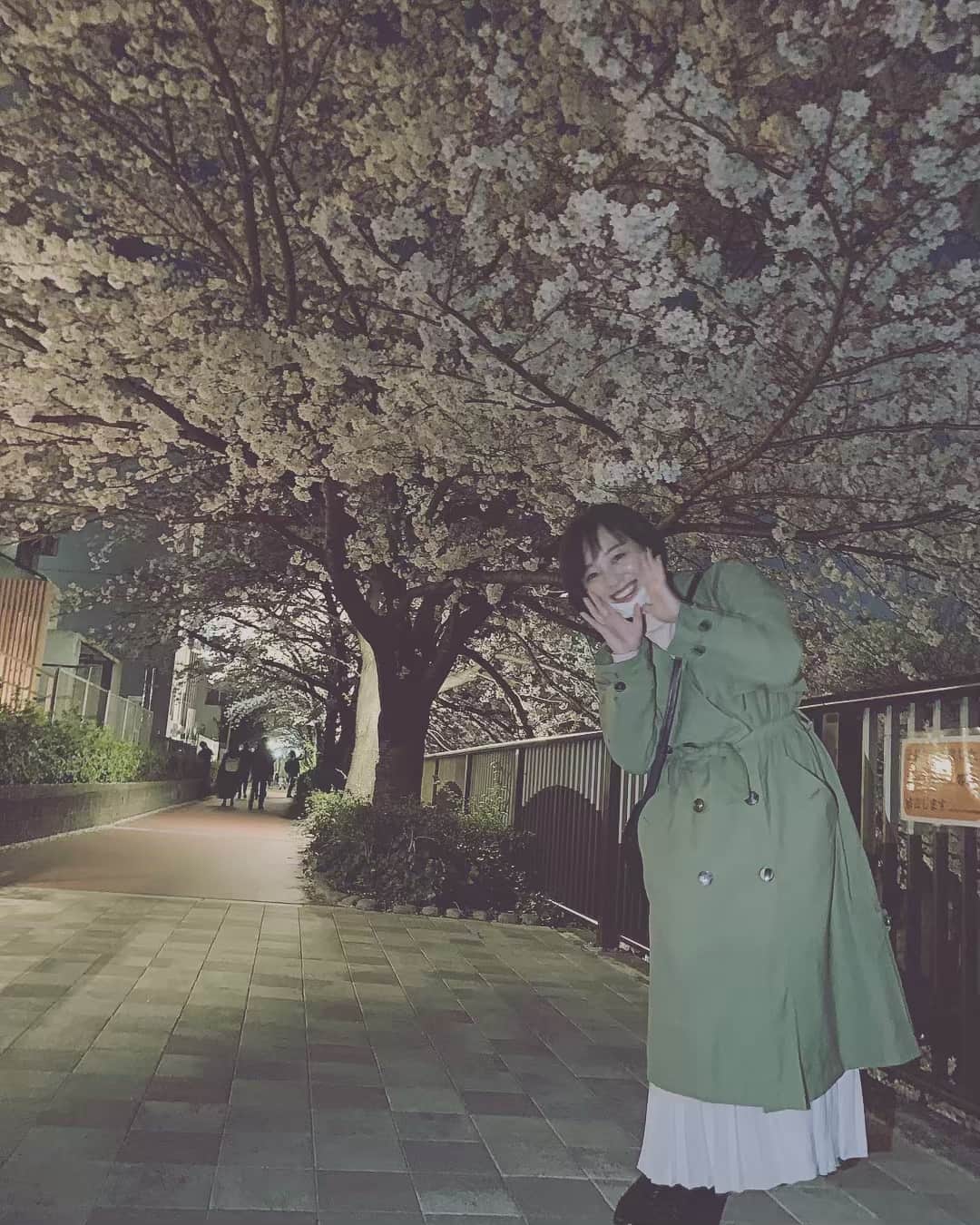 八重樫琴美さんのインスタグラム写真 - (八重樫琴美Instagram)「﻿ ﻿ ﻿ ﻿ 先日お花見に目黒川へ行ってきました。﻿ ﻿ 夜桜🌃🌸🌸﻿ ﻿ ﻿ 混んでるかな〜と思ったけど﻿ 目黒側から中目黒の方に歩いて行ったら﻿ あんまり人居なくて﻿ 心地いい夜散歩でした。﻿ ﻿ 桜は綺麗ですね。﻿ ﻿ 毎年毎年何故こんなにも﻿ 日本人は花見をしたがるのかと﻿ 思うけれど﻿ ﻿ この美しさなら仕方ないですね。﻿ ﻿ ﻿ 昨日の雨で結構散ってしまったのだろうな。﻿ ﻿ また来年も、お花見できますように。☺️🌸﻿ ﻿ ﻿ #お花見#花見#中目黒#目黒川#目黒#桜#🌸﻿ #お散歩#散歩#夜桜#夜の散歩﻿ #トレンチコート#桜コーデ﻿ #写真#🤳#今日の服﻿ #お花見コーデ#花見コーデ﻿ #zara#nikoand﻿ #八重樫琴美#avex#avexmanagement﻿ ﻿ ﻿ ﻿ ﻿ ﻿ ﻿ ﻿」4月9日 8時06分 - kotomiyaegashi