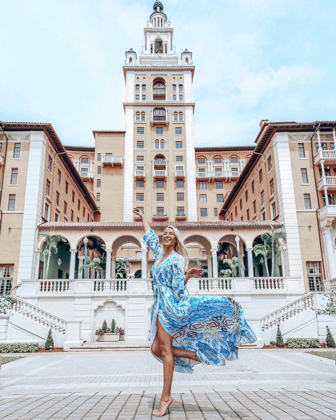 ヘイルボブさんのインスタグラム写真 - (ヘイルボブInstagram)「Swept up in the beauty of it all ✨@thinkgypsy wearing our popular Siria maxi dress. - - - - #halebob #halebobjourney  #halebobspring #flowydress #wrapdress #womensdresses #travelblogger #bloggerstyle #fashionblogger」4月9日 8時08分 - halebob_official