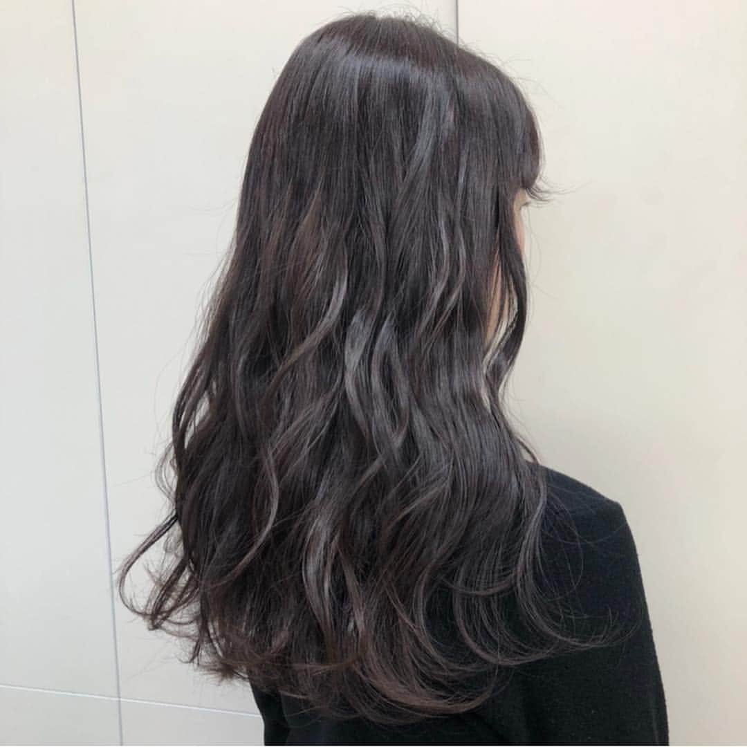 ALIVEさんのインスタグラム写真 - (ALIVEInstagram)「. @alive_erika74  Spring color 🌸🍈 . . 当日予約もお待ちしております💓 . ❤︎inner color ❤︎creamy color ❤︎silver & lavender  自分だけのcolorお任せください🌻✨ . 🦋🦄🦋🦄🦋🦄💫 . こちらのカラーにされたい方は、 💗ALIVE表参道店カラーリスト💗 大久保江里夏 @alive_erika74  ご指名ください🎶 . . ダブルカラー、ハイライト、グラデーションなどのブリーチを使ったcolorお任せ下さい🐰💭💗 .  bleachの抜けは、人によって異なるため 一人ひとりに合わせたbleach回数と、color配合で 誰よりもかわいいpink.purpleにします🐰🎶 . pink.purple.beige系のcolor、お任せください✨ . #オオクボエリカ #hair#haircolor#hairarrange#hightone#gradationcolor#highlight#pinkhair#カラーシャンプー #グラデーションカラー#ハイライト#ピンクヘアー  #ピンクアッシュ#ピンクブラウン#ピンクベージュ#パープルピンク#ピンクパープル#ラベンダーベージュ#ラベンダーアッシュ#ハイトーン#卒業式#美容室#美容師#美容学生#ムラシャン#春カラー#表参道#インナーカラー#インナーカラーピンク#ピンクシャンプー」4月9日 8時13分 - alivehair