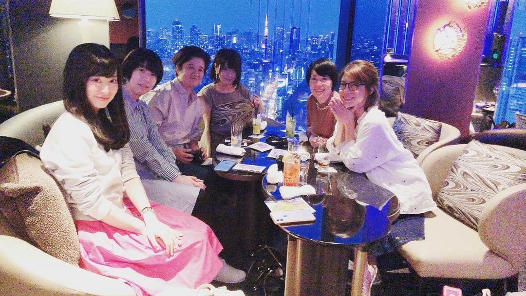 黒澤まさ美さんのインスタグラム写真 - (黒澤まさ美Instagram)「. みなさんのお気遣いがとても嬉しかった大人#女子会 🥰 女性が集まると本当に話が尽きなくて時間が経つのがあっという間でした😳少ししか滞在出来なかったのが残念。。 定期的に開催したいなぁ🧚‍♀️🧚‍♀️ありがとうございました✨ . #girlstalk #teatime #bar #happy #smile #tokyo #japan #shinagawa #table9tokyo  #大人女子会 #マシンガントーク」4月9日 19時11分 - masami_kurosawa