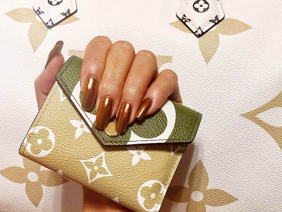 菅又菜摘（ナツ）さんのインスタグラム写真 - (菅又菜摘（ナツ）Instagram)「あげ💚 new nails💅🏾 & new wallet👛 thank you my love @yutapai  お財布はぴーちゃんからホワイトデー💛 #louisvuitton #giantmonogram #louisvuittonwallet #lvwallet  #nicolasghesquiere #lv #lvss19 #louisvuitton2019 #lvgiant #lvoe #lvgiantmonogram #lvmonogram #louisvuittongiantmonogram #nailie #newnails #nail #nails #trunail #harajuku #brownnails #mirrornails #chromepowder  #kogenatsu #焦げNATSU #こげなつ」4月9日 19時12分 - kogenatsu920