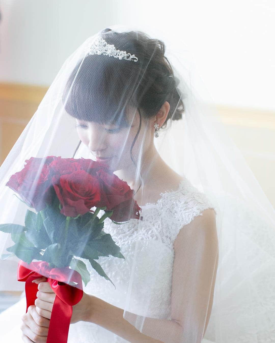 【公式】アートグレイスネクスト芦屋さんのインスタグラム写真 - (【公式】アートグレイスネクスト芦屋Instagram)「@art_grace_next_ashiya . .————— . 純白のドレスに 真っ赤なバラがとってもお似合い♡ 結婚式のテーマに合った式場で 『永遠の愛』を誓いませんか？＊＊ . .—————. . ▼ブライダルフェアは インスタのTOPからご予約ができます ⚐ ＞＞＞@art_grace_next_ashiya . @art_grace_next_ashiyaをフォローして #アートグレイスネクスト芦屋 のハッシュタグをつけて お写真の投稿おまちしております＊ . こちらの公式IG（@art_grace_next_ashiya） で取り上げさせていただきます ✦* #アートグレイスネクスト芦屋  #ベストブライダル #アートグレイス #芦屋#リゾートウェディング  #weddingdress #wedding #dress #ウェディングドレス #プレ花嫁 #卒花 #結婚式場 #日本中のプレ花嫁さんと繋がりたい #結婚式準備 #ブライダルフェア  #チャペル #結婚式 #ウエディング  #パーティ #披露宴 #weddingparty #ビーチフォト#ロケーションフォト  #Dressy花嫁 #marryxoxo #バラブーケ#純白ドレス#式場 #たくlove」4月9日 19時12分 - art_grace_next_ashiya