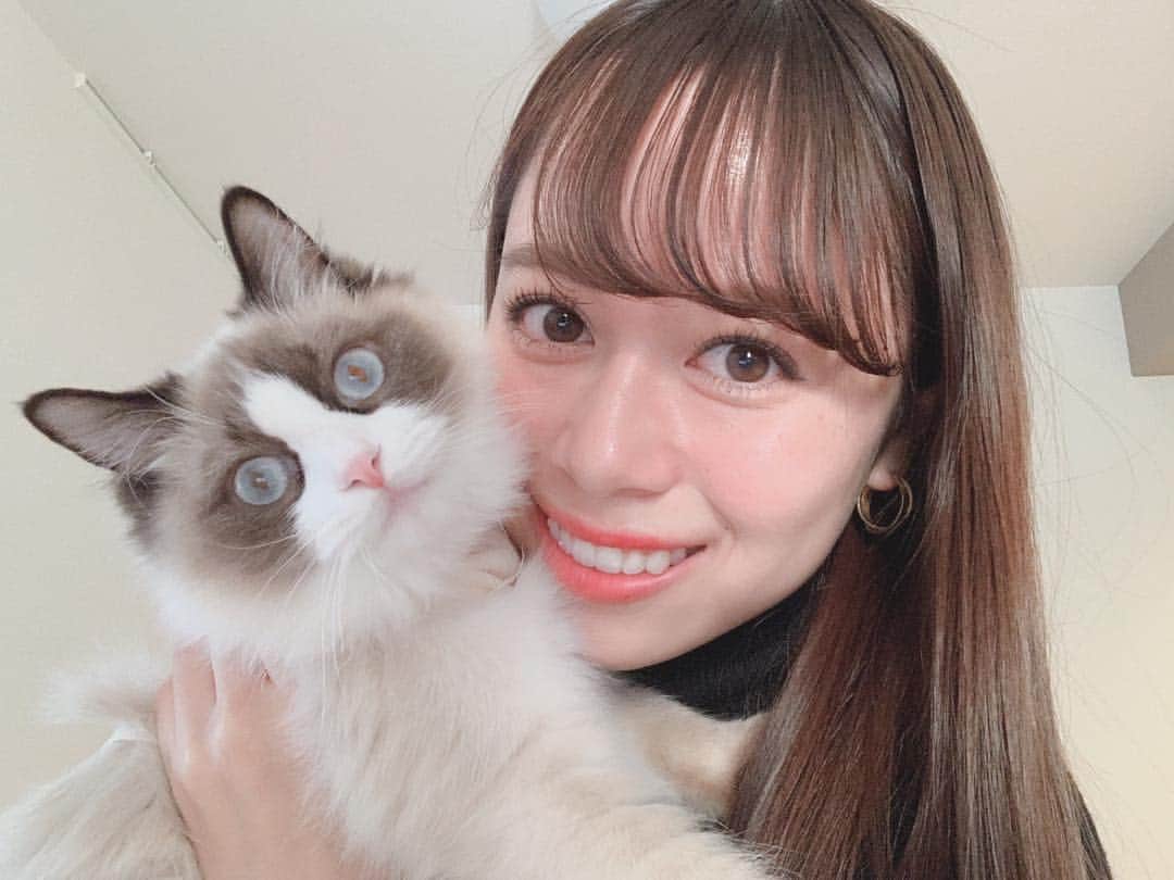 國嶋絢香のインスタグラム：「‪今週も栗東に移動中です🚘✨‬ . ‪#くにスポ 今回もありがとうございました📻💞‬ ‪終わった瞬間、スタッフさんが珍しく「はぁ〜面白かった😆」って声を漏らしてて…凄く嬉しかった✨ . この番組って台本もほとんどなくて、好きなこと喋って、自分のことをさらけ出す場所というか…。それって恥ずかしいんやけど、アシスタントのみずほりんとのやり取りも楽しくって、、いっつもあっという間に時間が過ぎていく❤️ リスナーの皆さんにもそう思ってもらえてたら嬉しいです🎶‬ ‪次回は 4月23日(火)😉よろしくお願いします✌🏽 . ‪自撮り苦手芸人ですが…‬ ‪家を出る前にシェリ子と撮ってみました💕‬ . #いっつもみずほりんに國嶋さんって自撮りしないですよねって言われる #あかんねん #なんか苦手やねん #シェリーとならなんとか耐えられる #誰かと一緒なら大丈夫 #明日林さんと撮ってみようかな #たぶん嫌って言われる #撮れたら載せますね #お楽しみに」