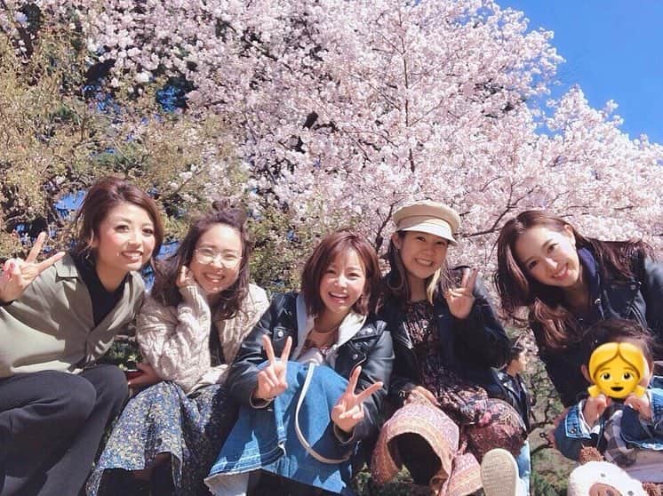 阿部智帆のインスタグラム：「🌸🌸🌸 . 今日も笑い倒したなぁ😆 いつまでも変わらない大切な仲間☺︎❤︎ . . #giants#venus #cheer#teammates #私の子みたいになってる笑 #👧#かわいかった♡ #新宿御苑#お花見#🌸」