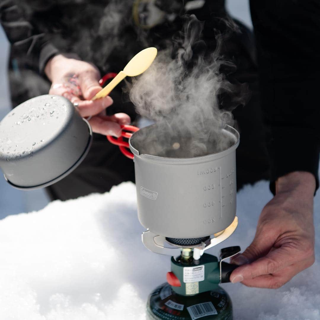 Coleman Japanのインスタグラム：「＼雪上でも大活躍！／ コールマンのキャンプギアは雪山など氷点下の環境でも活躍します。携帯に便利で、抜群の火力を発揮する小型ストーブ、軽くて持ち運び易いアルミ製クッカーなど、さまざまな環境に応じたギアを見つけよう。」