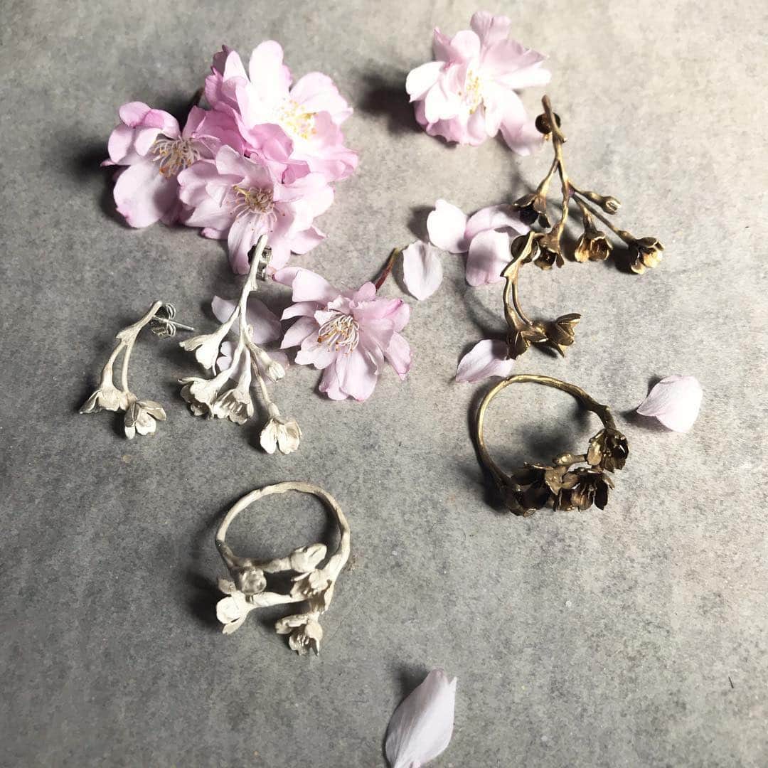 のインスタグラム：「京都は桜が満開＊ アトリエの近くの京都御所も淡いピンクに色づき、沢山の方が桜を楽しんでおられます。  日本の象徴とも言える桜は、きっと誰もが好きなお花の一つではないでしょうか＊  つい先ほど京都アトリエにも、素敵な桜のシリーズが届きましたよ！  真鍮と、シルバー  繊細な花びらが細かなところまで再現され、大人っぽい雰囲気＊  蕾には、キラリと光るダイヤが一粒…  まもなくスタートする渋谷東急Limited shopより販売開始いたします＊  順次、アトリエやZOZOにも登場していきますので、ぜひご覧になってくださいね。  #msoeur #エムスール #桜 #さくら #ピアス #リング #誕生石 #ダイヤ #真鍮アクセサリー #シルバーリング #渋谷東急」