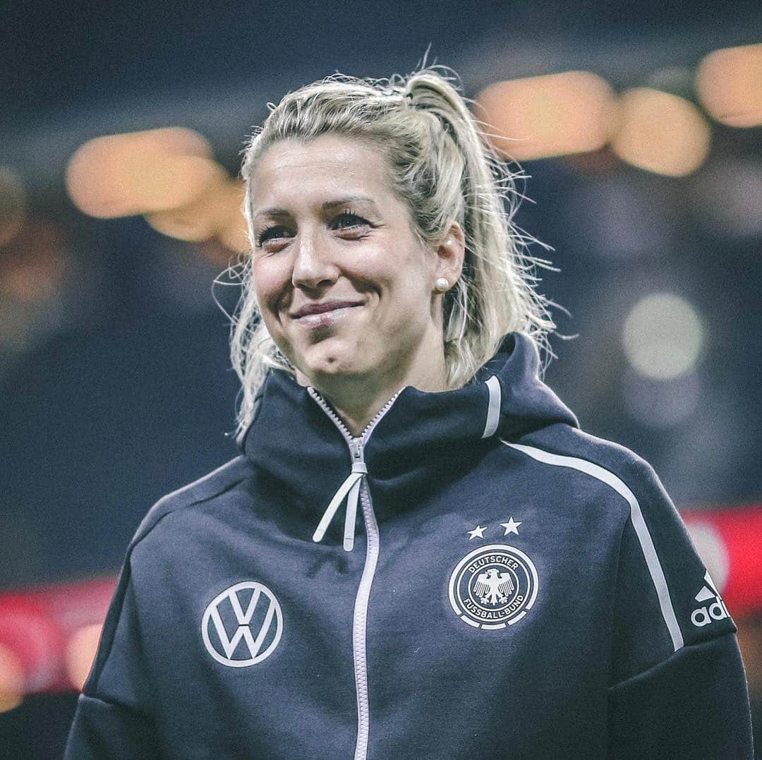 Verena Faisstさんのインスタグラム写真 - (Verena FaisstInstagram)「🙂🙂🙂 —————————— 🇩🇪-🇯🇵 ⌚️ 16:00 Uhr 🏟 Benteler-Arena Paderborn 📺 @zdfsport  #GERJPN #allezmaximal #roadtofrance」4月9日 19時10分 - vereni2205