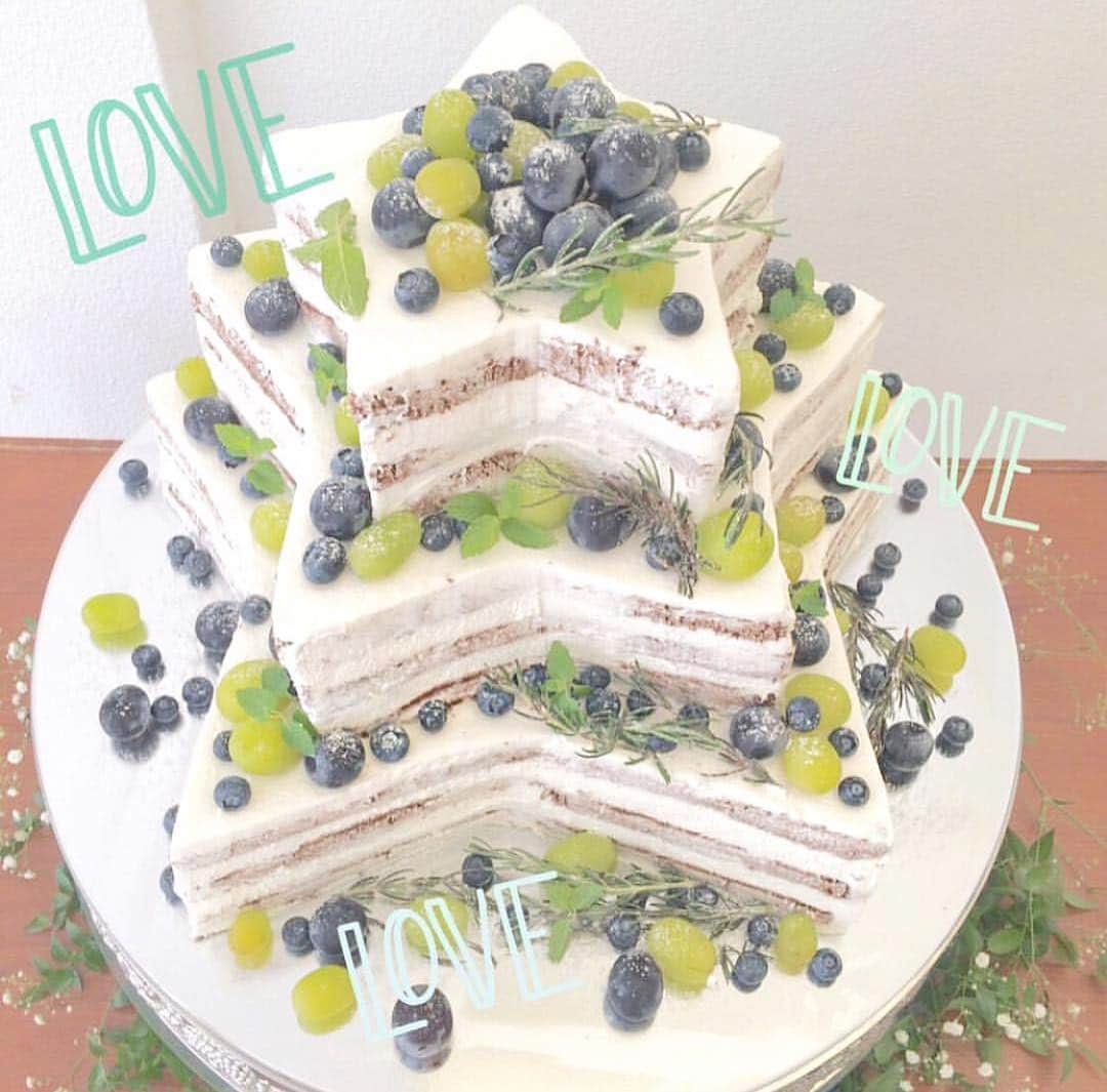 のインスタグラム：「おしゃれな星型 #ウェディングケーキ 5選🌟 * @weddingnews_editor まいにち150記事を配信♩アプリもよろしくね💕 * * * 📷本日のカバーPhoto🕊♩+ﾟ* * * #ナチュラル なウェディングにピッタリ♬星型ウェディングケーキ5選✨こちらは * * 💟1枚目：@art_bell_ange_nagoya さん 💟2枚目：@anniversaire_tokyobay さん 💟3枚目：@arcenciel_yokohama さん 💟4枚目：@wedding_bn_tsuruoka さん 💟5枚目：@marriyell.ota さん * からリグラムさせていただきました✨ありがとうございました💕 * * 1枚目のお写真は、星型の #ネイキッドケーキ 🌟 巨峰とマスカット、ローズマリーをポイントにしたデザインが爽やかでとってもおしゃれですよね💓 * 星型のケーキは七夕近辺の日に挙式をする夏婚さんや、クリスマスシーズンに挙式する冬婚さんを中心にオールシーズンで大人気です❣️ * どのデザインもすごく可愛いので、是非スワイプ👉してみてくださいね✨ * * * ❤️【WeddingNews情報】❤️ * * 本日新着のオススメ記事をご紹介します✨ * * ①IKEAで見つけた♡今すぐ買いたいウェディングアイテム11選💕《テーマ・装飾》 * * ②エンタメvsゲスト参加型！盛り上がる余興比べてみました♩💕《演出》 * * ③手書きorパソコン？みんな宛名書きはどうしてる？💕《お金・段取り》 * * ④イメージがぐっと変わる！前髪あり・なしアレンジ16選＊*💕《ビューティー》 * * ⑤おしゃれ花嫁はココで買う！ブライダルシューズ24選♡💕《花嫁コーデ》 * * * ※《》は記事のあるカテゴリー名❤️ * などなど、その他にも新着記事が配信中💕 アプリダウンロードがまだお済みでない方は是非 @weddingnews_editor のURLからダウンロードしてみてくださいね💕 * * * ＼📷投稿お待ちしています／ * 花嫁はもちろん、業者さんも大歓迎✨ アナタのお写真をご紹介してもOKという方は、ぜひ #ウェディングニュース にお写真を投稿してください💕 * * ⬇︎関連アカウント⬇︎ * 💒式場検索 【 @weddingnews_concierge 】 👰マイレポ花嫁 【 @weddingnews_brides 】 💋WNブライダル 【 @weddingnews_bridesreporter 】 * * その他、編集部からの連絡専用 @weddingnews_contact や、スタッフ個人の連絡用として @WN_xxxx（xxxは個人名）があります💕 * ………………………………………… ❤️WeddingNewsとは？ * * 花嫁のリアルな”声”から生まれた 花嫁支持率No1✨スマホアプリです📱💕 * * 🌸知りたい… #結婚式準備 に役立つ記事を毎日150件配信中♩ * 🌸見たい… インスタの #ウェディング 系投稿TOP100が毎日チェックできる＊IG画像の複数ワード検索も可♩ * 🌸叶えたい… #結婚式 関連の予約サイトが大集合♩ * 🌸伝えたい… 自分の結婚式レポ『マイレポ』が簡単に作れる♩先輩花嫁のレポが読める♩ * * @weddingnews_editor のURLからDLしてね✨ * * * * #花嫁 #ウエディング #プレ花嫁 #プレ花嫁準備 #2020春婚  #2019夏婚 #2019秋婚 #2019冬婚 #全国のプレ花嫁さんと繋がりたい #婚約 #プロポーズ  #入籍 #ウエディングケーキ #星  #ナチュラルウェディング #ガーデンウェディング #結婚式レポ #ファーストバイト #スイーツ #料理 #カフェ #スター」