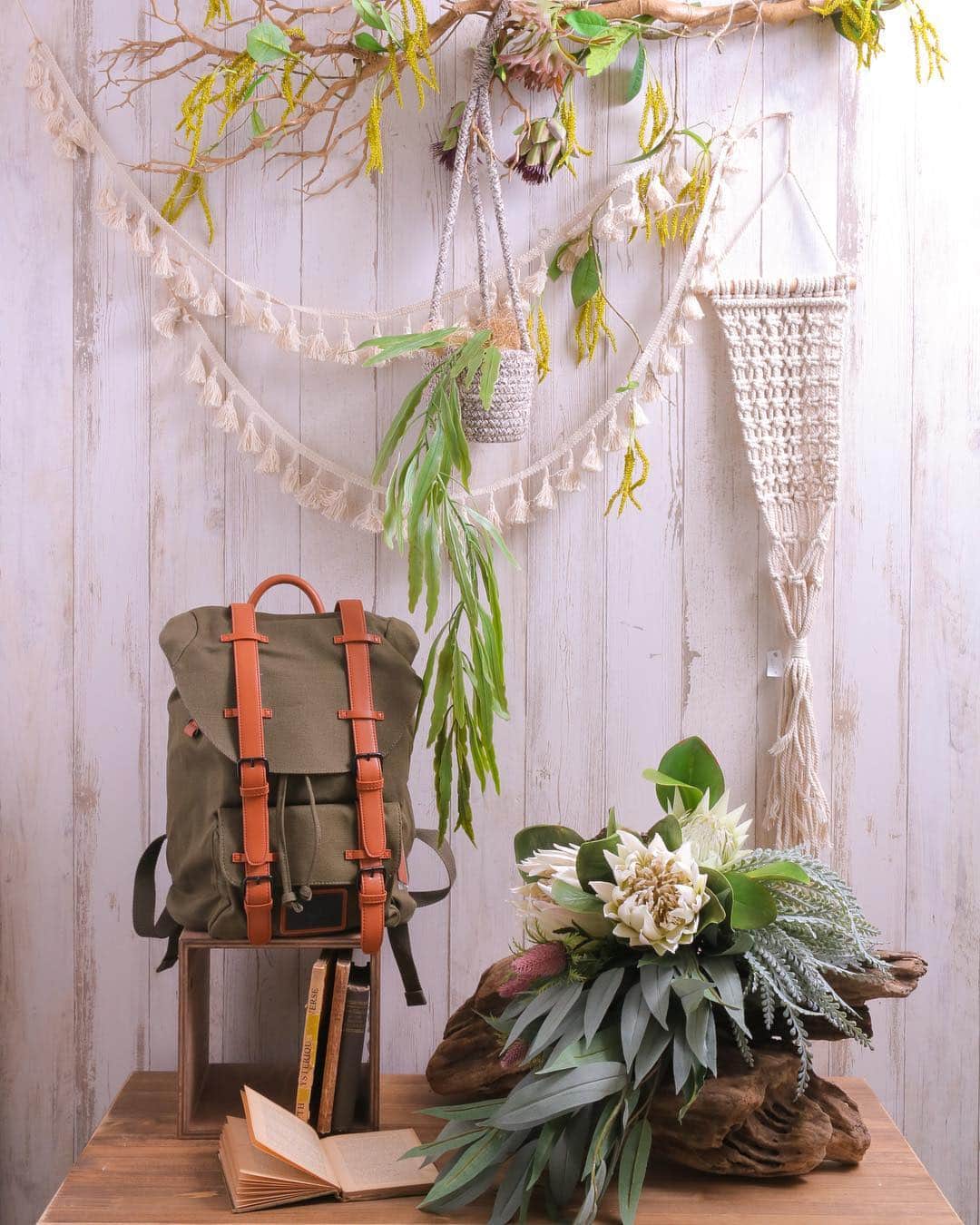 東京堂アーティフィシャルフラワーMAGIQのインスタグラム：「・ 【アーティフィシャルで季節を迎える】〜Native Plants(ネイティブ プランツ) ・ 造形がユニークなワイルドフラワーは飾るだけで存在感あるインテリアに。 ・ FW45270 ① キングプロテア FM2514 ② サバンナエリンジウム FG6761-15 バンブーユーカリブラン チ FG5557  リュバンファーンブッシュ FG1768  リプサリスオーバル FM9398 ⑰ モネアーティチョーク FM3131 ㉓ アマランサスバイン  FG3337  マンザニータ ・ 〜＊〜@gastonluga ×  @magiq.jp collaboration 〜＊〜 ＊ ＊ ＊ ●Use my code 👉magiqjp15 to get an additional 15% discount (期限なし)送料無料 ●official online Store👉 https://gastonluga.com ＊ ＊ ＊ #TOKYODO#MAGIQ#MAGIQのある暮らし#東京堂#アーティフィシャルフラワー#アーティフィシャル#花#アートフラワー#造花#花のある暮らし#花のある生活 #花好きな人と繋がりたい#フラワーデザイン#フラワーアレンジメント#フラワーアレンジ#アレンジメント#北欧#🇸🇪#インテリアグリーン#ネイティブフラワー#artificialflower#artificial# #GastonLuga#ガストンルーガ#バックパック#リュック ＊ ＊ ＊ ℹ️@gastonluga より👉日本限定ゴールデンウィークキャンペーン お買い上げの方全員にリミテッドトートバックとアドレスタグを期間中(4/15〜5/10)プレゼント❗️」