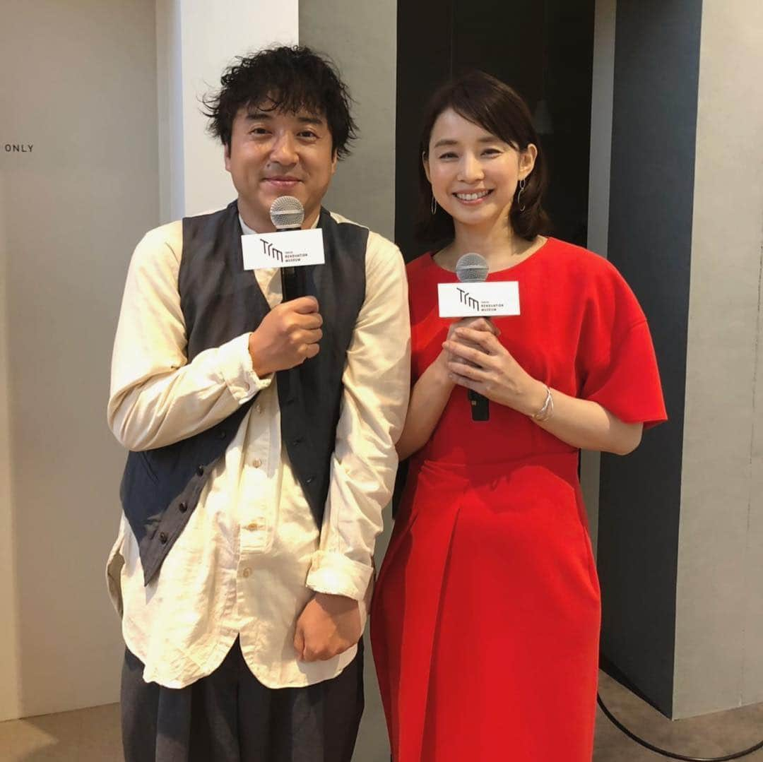 石田ゆり子さんのインスタグラム写真 - (石田ゆり子Instagram)「Panasonicの Tokyo リノベーション ミュージアム(略してTRM)の グランドオープン記者発表会。ムロツヨシさんと参加しました！ 「家に、恋」という 素晴らしいキャッチコピーとともに、 楽しい体験を沢山してまいりました。 もっとゆっくり見たかったです。 世の中はリノベーションブーム。 家に恋するように、じっくり楽しんで学んでもらえるミュージアムだと思いました。 70平米の 実寸大のモデルルームが２つあり、 間取りを変えずにここまで チェンジできるのね、と感心したり、 はたまた思いっきり大胆な間取り変更した場合の お部屋をみては ははぁ、こう来ますか、と 唸ったり。 とにかく家のこと、部屋のことは楽しいです。 どうぞみなさんTRMへ！ #Panasonic」4月9日 17時44分 - yuriyuri1003