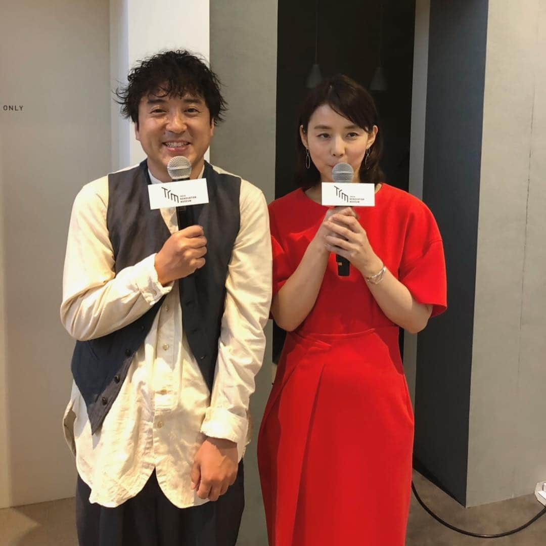 石田ゆり子さんのインスタグラム写真 - (石田ゆり子Instagram)「Panasonicの Tokyo リノベーション ミュージアム(略してTRM)の グランドオープン記者発表会。ムロツヨシさんと参加しました！ 「家に、恋」という 素晴らしいキャッチコピーとともに、 楽しい体験を沢山してまいりました。 もっとゆっくり見たかったです。 世の中はリノベーションブーム。 家に恋するように、じっくり楽しんで学んでもらえるミュージアムだと思いました。 70平米の 実寸大のモデルルームが２つあり、 間取りを変えずにここまで チェンジできるのね、と感心したり、 はたまた思いっきり大胆な間取り変更した場合の お部屋をみては ははぁ、こう来ますか、と 唸ったり。 とにかく家のこと、部屋のことは楽しいです。 どうぞみなさんTRMへ！ #Panasonic」4月9日 17時44分 - yuriyuri1003